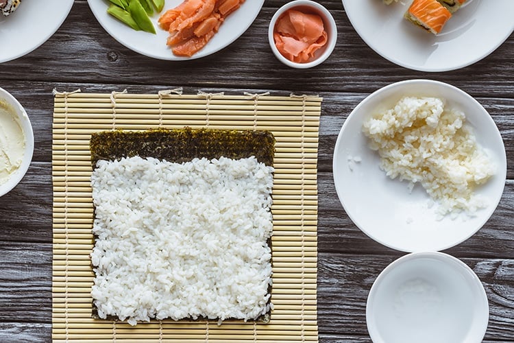 how to use a rice paddle for sushi